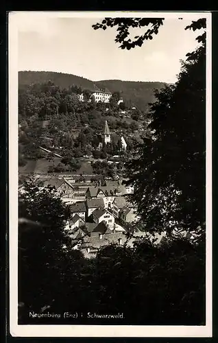 AK Neuenbürg / Enz i. Schwarzwald, Generalansicht mit dem Schloss auf dem Berg