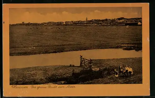 AK Husum, Panorama der Stadt, aus der Ferne gesehen