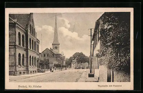 AK Brakel, Thystrasse mit Postamt und Kirchblick