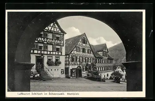 AK Schiltach im Schwarzwald, Marktplatz mit Geschäft und Apotheke durch Tor