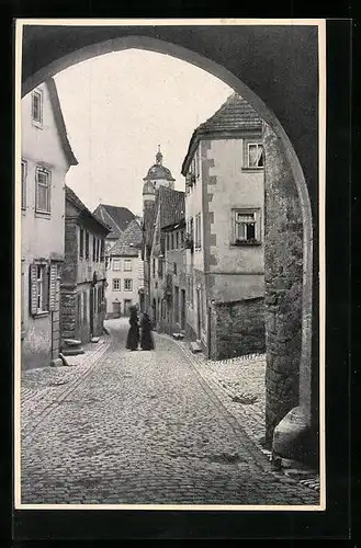 AK Dettelbach, Blick aus einem Tor in eine Strasse