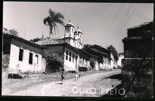 Fotografie unbekannter Fotograf, Ansicht Ouro Preto, Strassenansicht mit Kirche