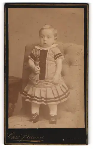 Fotografie Carl Freund, Elberfeld, Hofauerstr. 80, Kleines Kind im modischen Kleid