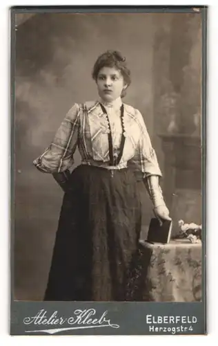 Fotografie Atelier Kleeb, Elberfeld, Herzogstr. 4, Junge Dame in karierter Bluse und Rock