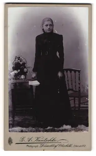 Fotografie G. A. Kuntschke, Düsseldorf-Oberbilk, Ellerstr. 172, Junge Dame im Kleid