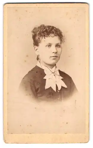 Fotografie Wilhelm Grundner, Berlin, Krausen-Str. 36, Junge Dame in hübscher Kleidung