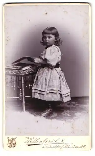 Fotografie C. M. Hellenbroich, Düsseldorf, Schadowstr. 76, Kleines Mädchen im karierten Kleid