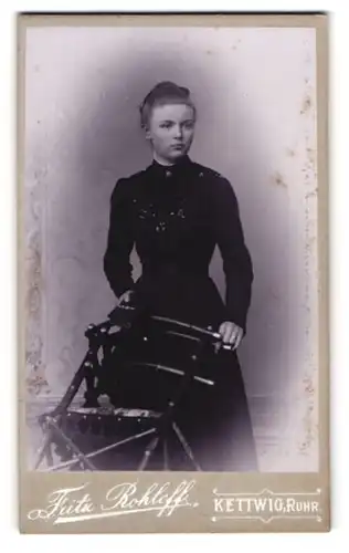 Fotografie Fritz Rohleff, Kettwig /Ruhr, Junge Dame im schwarzen Kleid