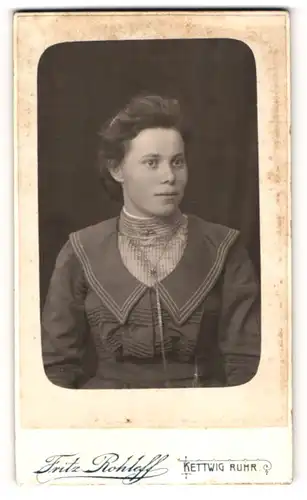 Fotografie Fritz Rohleff, Kettwig /Ruhr, Junge Dame im modischen Kleid