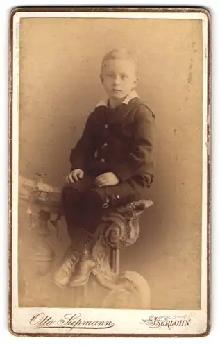Fotografie Otto Siepmann, Iserlohn, Kleiner Junge in modischer Kleidung