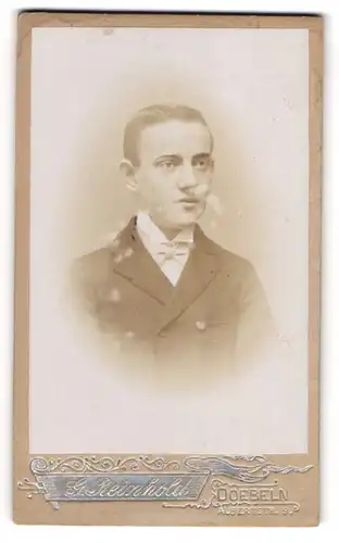 Fotografie G. Reinhold, Doebeln, Albertstr. 9, Junger Herr im Anzug mit Fliege
