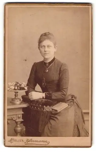 Fotografie Herrmann, Leipzig, Wintergarten-Str. 9, Junge Dame im Kleid mit Amulett