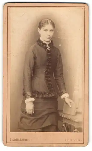 Fotografie E. Schleicher, Leipzig, Johannesgasse 29, Junge Dame in hübscher Kleidung