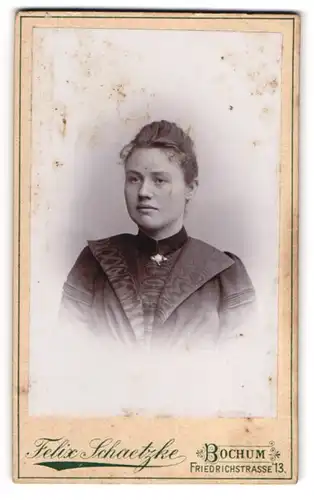 Fotografie Felix Schaetzke, Bochum, Friedrich-Str. 13, Junge Dame im Kleid mit Kragenbrosche