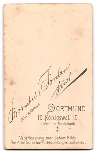 Fotografie Borschel & Jordan, Dortmund, Königswall 10, Kleines Kind im Hemd mit nackigen Füssen