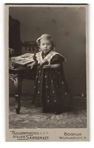 Fotografie Samson & Co., Bochum, Wilhelmsplatz 8, Kleines Mädchen im Kleid mit Ball