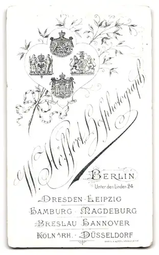 Fotografie W. Höffert, Berlin, Unter den Linden 24, Junge Dame im Kleid mit Haarknoten