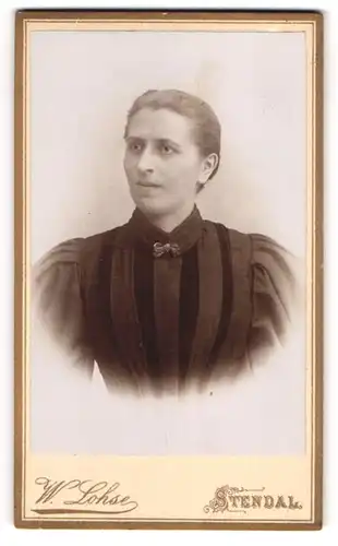 Fotografie Wilh. Lohse, Stendal, Breite-Str. 79, Junge Dame mit zurückgebundenem Haar