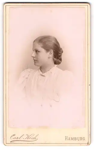 Fotografie Carl Koch, Hamburg, Neuerwall 30, Junge Dame mit zeitgenössischer Frisur