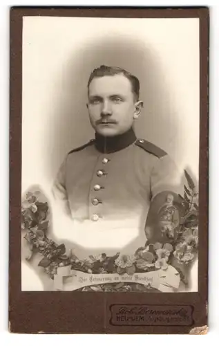 Fotografie Rob. Borowansky, Neu-Ulm, Augsburgerstrasse 38, Soldat in Uniform mit pomadisiertem Haar