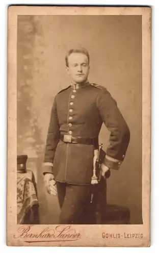 Fotografie Bernhard Sander, Gohlis bei Leipzig, Halleschestrasse 123, Unteroffizier in Uniform mit Bajonett und Portepee