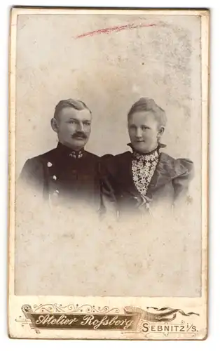 Fotografie Atelier Rossberg, Sebnitz /Sachsen, Sächs. Soldat in Uniform nebst Gattin