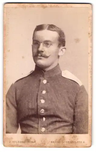 Fotografie F. Wunder Sohn, Hannover, Ernst-Augustplatz 6, Soldat mit Brille und Schnauzer in Uniform