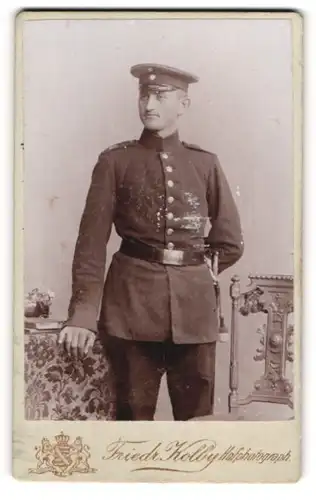Fotografie Friedr. Kolberg, Zwickau i. S., äuss. Plauensche Strasse 271, Soldat mit Schirmmütze in Uniform, Bajonett