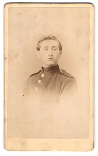 Fotografie J.B. Ziegler, Schlestadt, Place du Vanolles, Junger Soldat in Uniform und gescheiteltem Haar