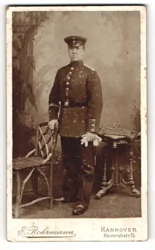Fotografie E. Rohrmann, Hannover, Heinrichstrasse 15, Soldat in Uniform mit Bajonett und Schirmmütze