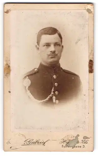 Fotografie Robert Gabriel, Hagenau i. Els., Foltergasse 3, Schnauzbärtiger Soldat mit Schützenschnur in Uniform