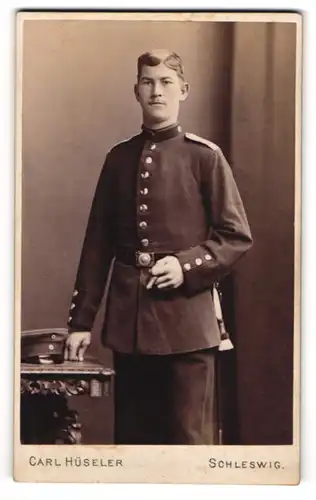 Fotografie Carl Hüseler, Schleswig, Stadtweg 34, Junger Soldat mit Bajonett und Portepee in Uniform