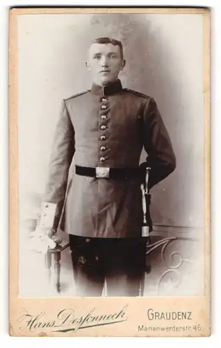 Fotografie Hans Deshonneck, Graudenz, Marienwerderstrasse 46, Junger Soldat in Uniform mit Portepee am Bajonett