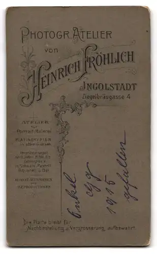 Fotografie Heinr. Fröhlich, Ingolstadt, Ziegelbräustrasse 4, Soldat in Mantel und Uniform mit Portepee am Bajonett