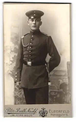 Fotografie Peter Barth, Elberfeld, Herzogstrasse 11, Junger Soldat mit Schützenschnur, Portepee und Bajonett in Uniform