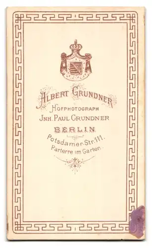 Fotografie Albert Grundner, Berlin, Potsdamer-Strasse 111, Junger Gardesoldat mit Schirmmütze in Uniform