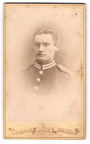 Fotografie H. Zeidler, Berlin, Jerusalemerstrasse 59, Portrait eines jungen Gardesoldaten in Uniform