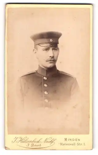 Fotografie J. Hülsenbeck, Minden, Marienwall-Strasse 1, Uniformierter Soldat mit Schirmmütze, IR 7