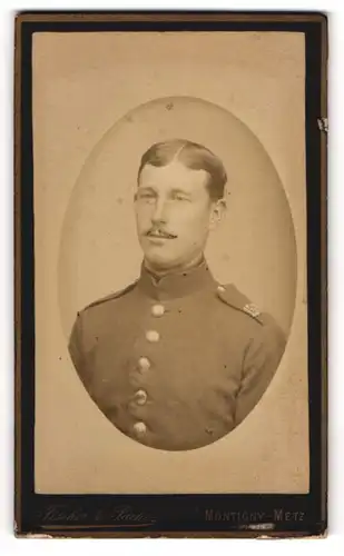 Fotografie Fischer & Paché, Montigny-Metz, Soldat mit gescheitelten Haaren in Uniform, IR 130