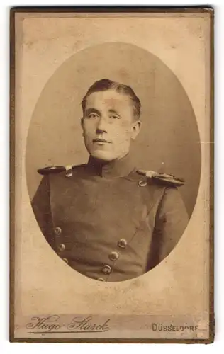 Fotografie Hugo Starch, Düsseldorf, Benrather-Strasse 10, Ulane in Uniform mit Epauletten