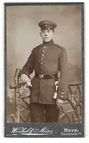 Fotografie Winkel & Müser, Metz, Gartenstrasse 22, Portrait eines jungen Soldaten in Uniform mit Bajonett und Portepee