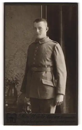Fotografie Max Höfele, München, Dachauer-Strasse 25, Junger Soldat mit kurz geschorenen Haaren in Uniform