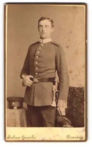 Fotografie Julius Grusche, Dresden, Bautznerstrasse 39, Gardesoldat mit Bajonett, Portepee in Uniform