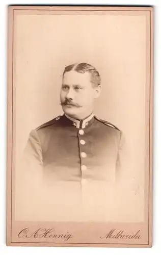 Fotografie O. A. Hennig, Mittweida, Zimmerstrasse 264, Gestandener Unteroffizier in Uniform