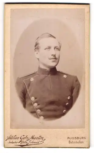 Fotografie Atelier Gebr. Martin, Augsburg, Bahnhofstrasse 24, Ulane mit Schnauzer in Uniform