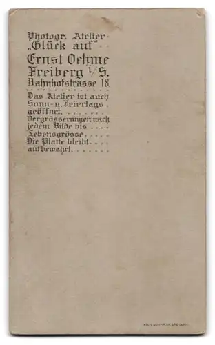 Fotografie Atelier Glück Auf!, Freiberg i. S., Bahnhofstrasse 18, Uniformierter Soldat mit Bajonett und Portepee