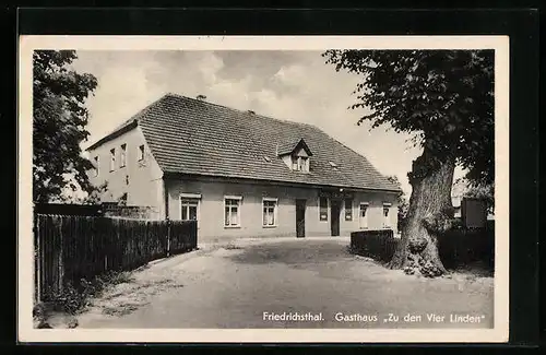 AK Friedrichsthal, Gasthaus Zu den Vier Linden, Strassenansicht mit Baum und Anlage