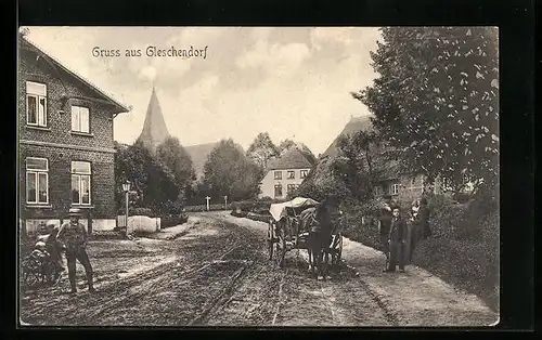 AK Gleschendorf, Strassenpartie mit Fuhrwerk, Blick zum Kirchturm