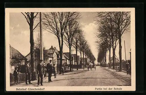 AK Gleschendorf, Partie bei der Schule mit Schülern