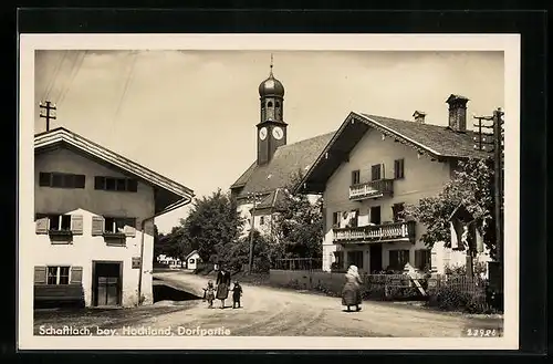 AK Schaftlach /Bay. Hochland, Strassenpartie bei der Kirche